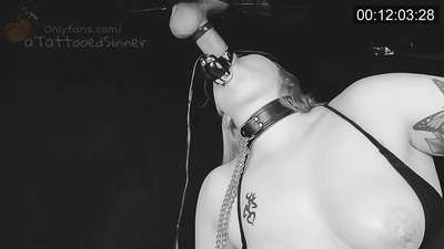 Прыгожая дзяўчына з ідэальнымі сіськамі ў дзіры праславы